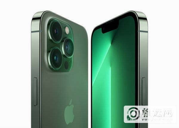 新推出的苍岭绿色 iPhone 13 Pro。