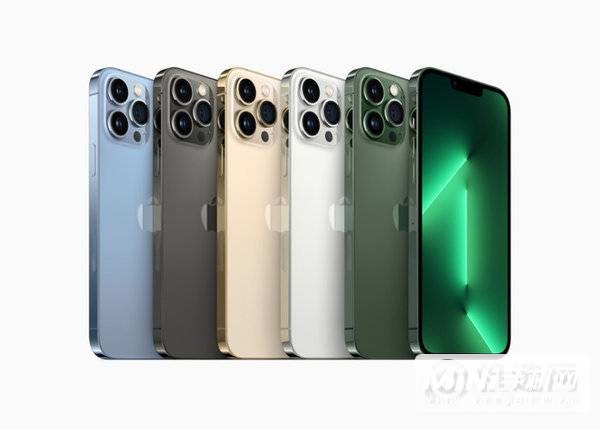 远峰蓝色、石墨色、金色、银色和全新苍岭绿色 iPhone 13 Pro。