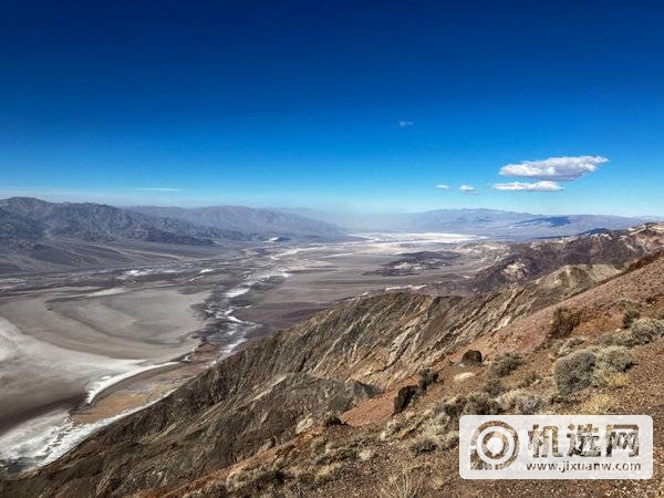 使用 iPhone SE 的摄影风格拍摄的高山步道。