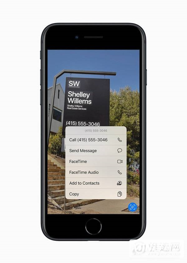 在午夜色的全新 iPhone SE 上使用 iOS 15 的实况文本功能识别房地产广告牌。
